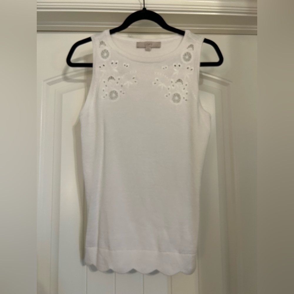 Sleeveless Sweater with Detail and Scallop Hem